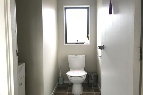 Photo of property in 12 Cassandra Grove, Totara Vale, Auckland, 0629