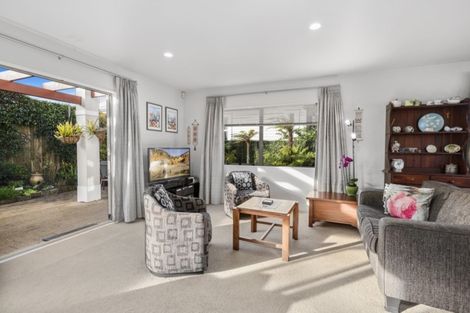 Photo of property in 2/64 Onewa Road, Northcote, Auckland, 0627
