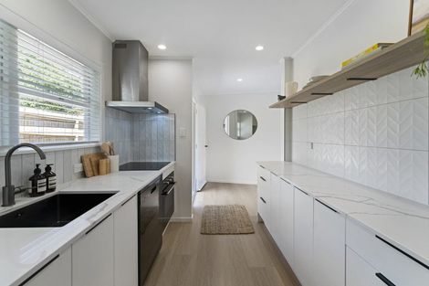 Photo of property in 12 Kiernan Place, Kelston, Auckland, 0602