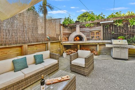 Photo of property in 2/11 The Rosebowl, Sunnyhills, Auckland, 2010