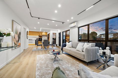 Photo of property in 1/31 Akoranga Drive, Northcote, Auckland, 0627