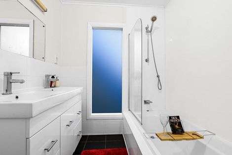 Photo of property in 31 Royal View Road, Te Atatu South, Auckland, 0610