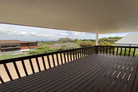 Photo of property in 1 Kingsclere Place, Goodwood Heights, Auckland, 2105