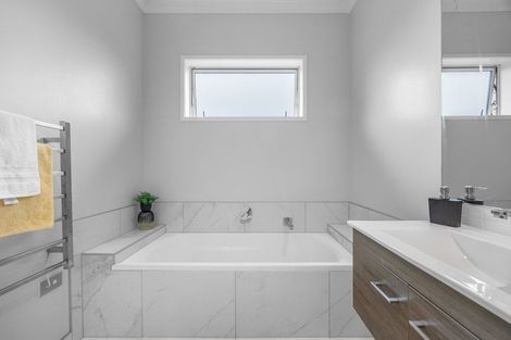 Photo of property in 5 Malbec Place, Huapai, Kumeu, 0810