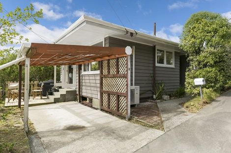 Photo of property in 5 Stella Grove, Newlands, Wellington, 6037