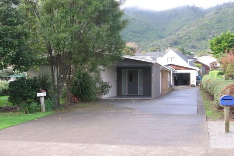 Photo of property in 35a Pehi Kupa Street, Waikanae, 5036