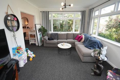 Photo of property in 37 Winston Avenue, Hokowhitu, Palmerston North, 4410