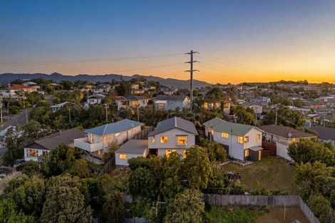 Photo of property in 32 Brooker Grove, Newlands, Wellington, 6037