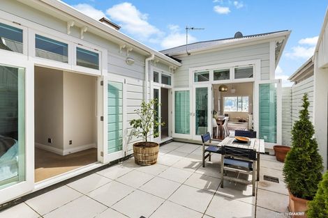 Photo of property in 16 Earls Terrace, Mount Victoria, Wellington, 6011