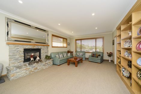 Photo of property in 27 The Strand, Fitzherbert, Palmerston North, 4410