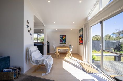 Photo of property in 11 Hadfield Place, Paraparaumu Beach, Paraparaumu, 5032