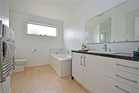 Photo of property in 3a Toru Street, Te Atatu Peninsula, Auckland, 0610