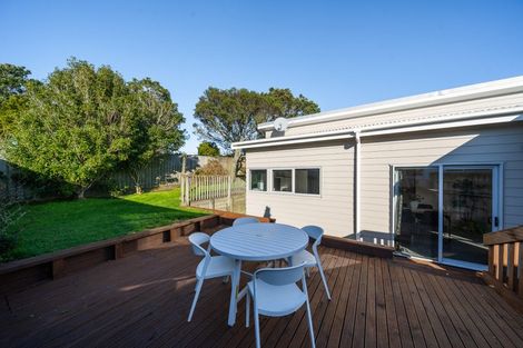 Photo of property in 6b Warrington Grove, Newlands, Wellington, 6037