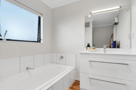 Photo of property in 32 Dahlstrom Grove, Kelvin Grove, Palmerston North, 4414