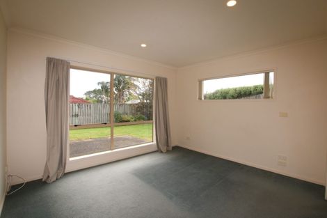 Photo of property in 15 Chelmsley Avenue, Henderson, Auckland, 0612