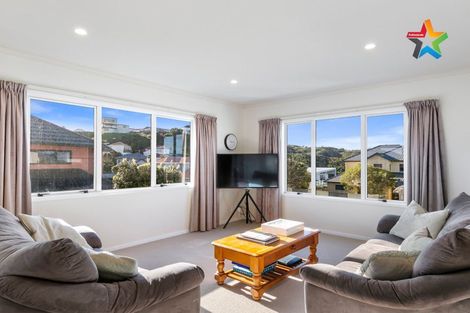 Photo of property in 8 Bennett Grove, Newlands, Wellington, 6037