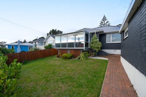 Photo of property in 73 Taylor Terrace, Tawa, Wellington, 5028