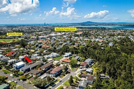 Photo of property in 2/18 Wernham Place, Northcote, Auckland, 0626