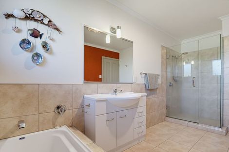 Photo of property in 28b Johnstone Drive, Fitzherbert, Palmerston North, 4410