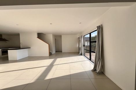 Photo of property in 8a Eske Place, Highland Park, Auckland, 2010