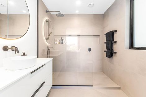 Photo of property in 302 Paremata Road, Whitby, Porirua, 5381