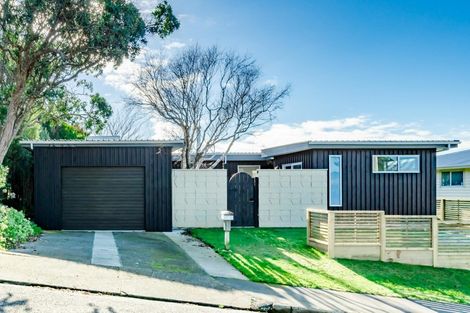 Photo of property in 6 Kapekape Place, Pukerua Bay, 5026