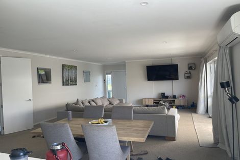 Photo of property in 18 Larmer Drive, Kumeu, 0810
