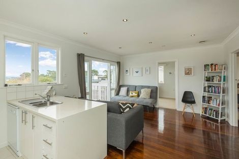 Photo of property in 2/232 East Coast Road, Forrest Hill, Auckland, 0620