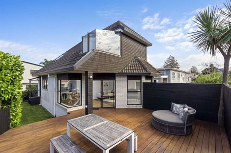 Photo of property in 2/10 Knights Road, Rothesay Bay, Auckland, 0630