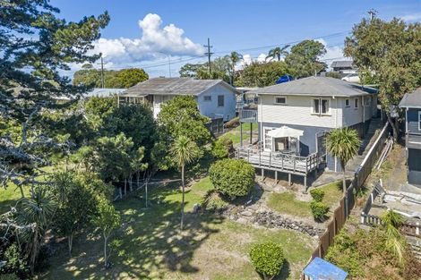 Photo of property in 389 Wairau Road, Totara Vale, Auckland, 0629