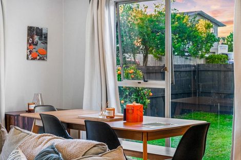 Photo of property in 92b Beach Road, Te Atatu Peninsula, Auckland, 0610