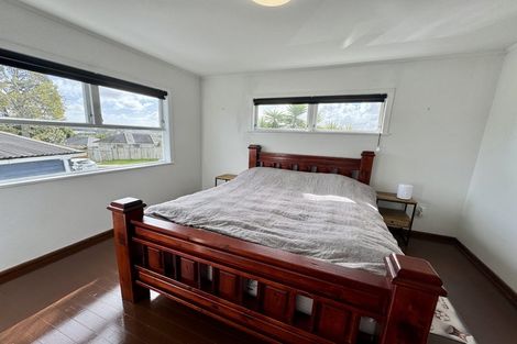 Photo of property in 2 Thomas Rea Place, Te Atatu South, Auckland, 0610