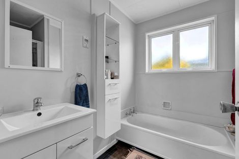 Photo of property in 8 Karaka Street, Inglewood, 4330