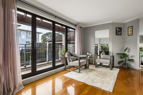 Photo of property in 32a Knights Road, Rothesay Bay, Auckland, 0630