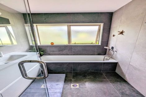 Photo of property in 32 Roy Maloney Drive, Henderson, Auckland, 0612