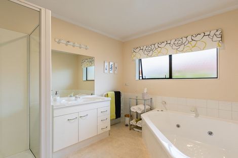 Photo of property in 32 Hadleigh Court, Paraparaumu, 5032