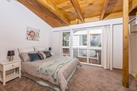 Photo of property in 18 Easter Parade, Glen Eden, Auckland, 0602