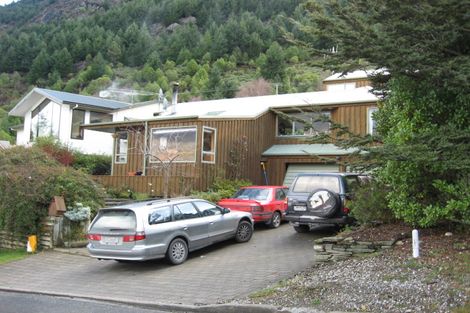 Photo of property in 5 Evergreen Place, Sunshine Bay, Queenstown, 9300