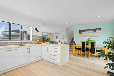 Photo of property in 14 Miami Place, One Tree Point, 0118