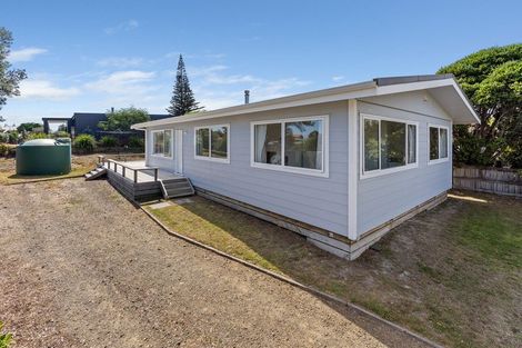 Photo of property in 16 Karaka Street, Otaki Beach, Otaki, 5512