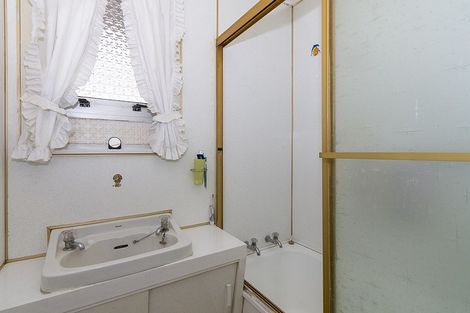 Photo of property in 9 Kelwyn Road, Kelston, Auckland, 0602