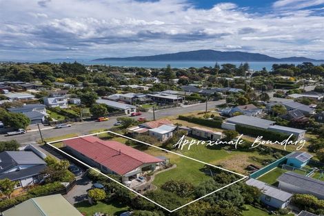 Photo of property in 25 Rauparaha Street, Waikanae Beach, Waikanae, 5036