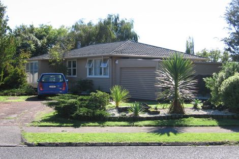 Photo of property in 100 Edgewater Drive, Pakuranga, Auckland, 2010