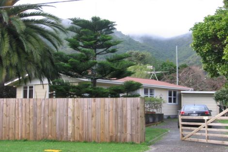 Photo of property in 37 Pehi Kupa Street, Waikanae, 5036