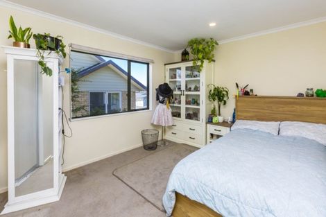 Photo of property in 8 Ronald Scott Grove, Riverstone Terraces, Upper Hutt, 5018