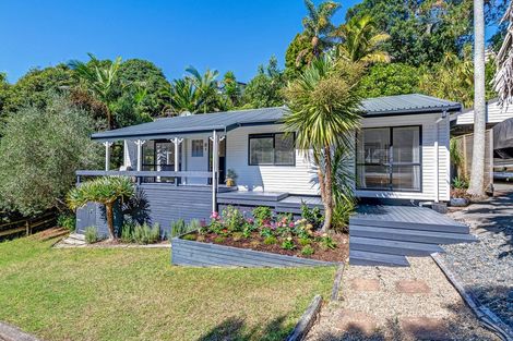 Photo of property in 2/8 Heatherleigh Rise, Northcross, Auckland, 0632