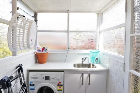 Photo of property in 2/7 Roberts Avenue, Bayswater, Auckland, 0622