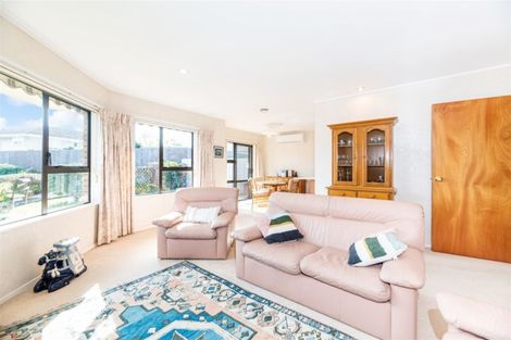 Photo of property in 2 Bosnyak Drive, Te Atatu South, Auckland, 0610