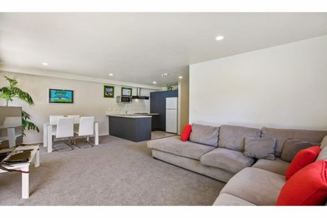 Photo of property in 9/42 Fields Parade, Oteha, Auckland, 0632