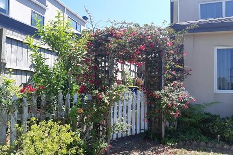 Photo of property in 4 Highgrove Lane, Totara Vale, Auckland, 0632